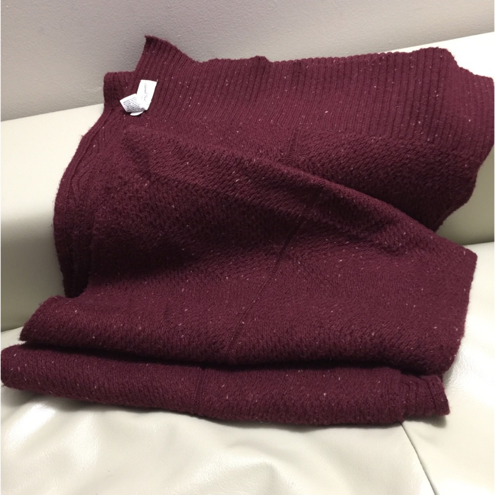 UNIVERSAL THREAD SCARF